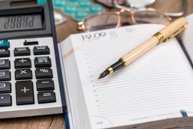 Hesap makinesi ve hapları ile günlük planlama kavramı