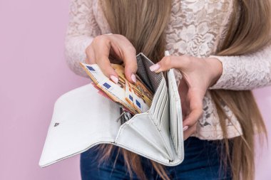 Kadın elleri çantaya avro banknotları koyuyor