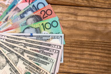 Avustralya doları ve masadaki Amerikan doları. .