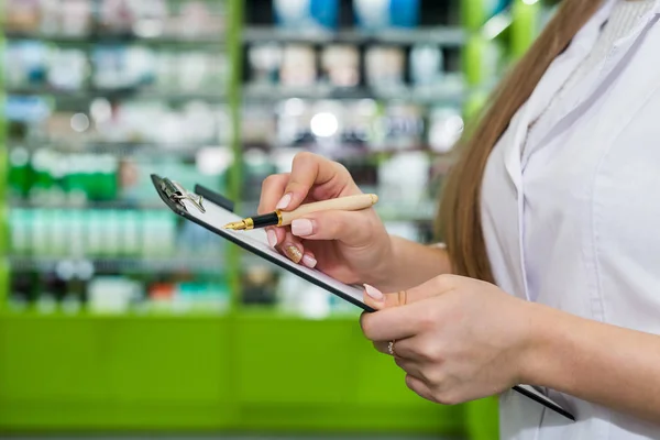 Apotheekmedewerker Controleert Iets Tablet — Stockfoto