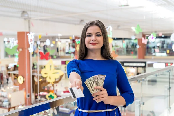 Женщина Магазинам Долларами Кредитной Картой — стоковое фото