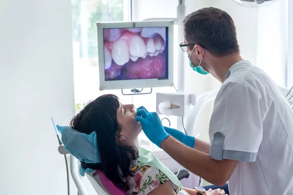 Diş Hekimi Kamerayla Hastayı Muayene Eder — Stok fotoğraf
