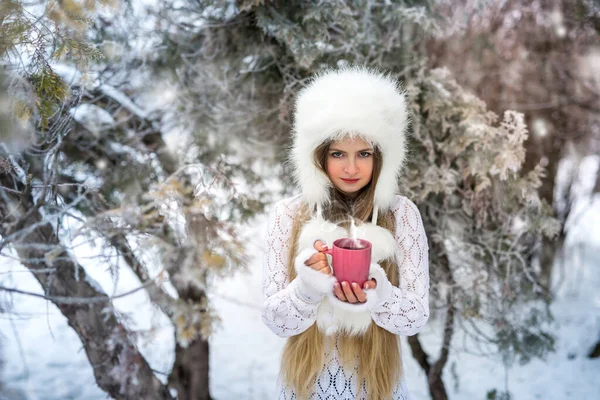 Bella Giovane Donna Cappello Pelliccia Con Tazza Caffè — Foto Stock