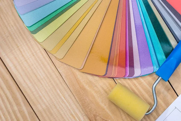 Campioni Colorati Materiali Con Rullo Vernice — Foto Stock