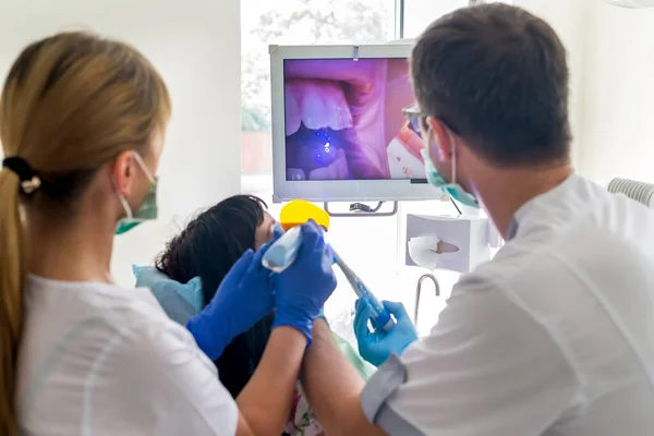 Hasta Diş Hekimi Doktor Dişlerini Kamerayla Muayene Ediyor — Stok fotoğraf