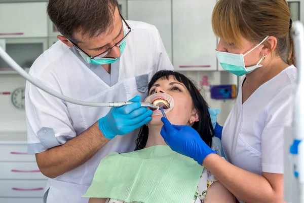 Dentysta Asystent Leczą Pacjenta Wiertarką Dentystyczną — Zdjęcie stockowe