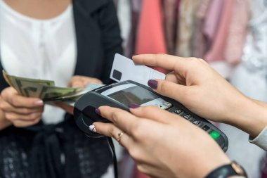 Terminal, kredi kartı ve nakitle kıyafet mağazasında ödeme