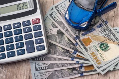 Hesap makinesi ve oyuncak arabalı dolar banknotları