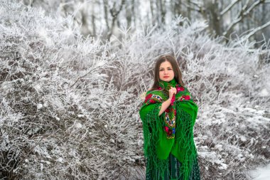 Yeşil şallı genç ve çekici bir kadın.