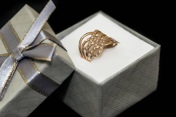Anel Dourado Com Diamante Caixa Isolado Preto — Fotografia de Stock