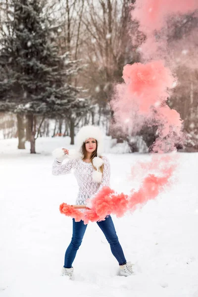 Giovane Donna Con Bomba Fumogena Nel Parco Invernale — Foto Stock