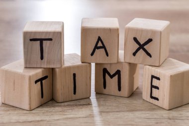 ahşap masa ahşap küpleri ile vergi zaman