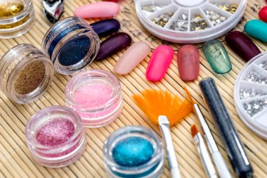 vernik, pırıltılar, kristaller tırnaklar için farklı renkler