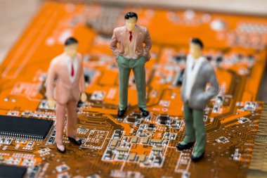 Üç işadamı devre kartı üzerinde. yakın çekim