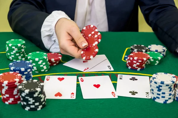 Homem Faz Uma Aposta Coloca Chip Casino — Fotografia de Stock