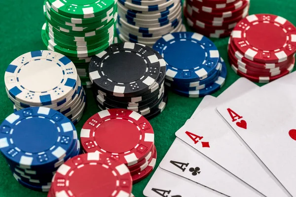 Jogar Cartas Fichas Poker Casino Verde — Fotografia de Stock