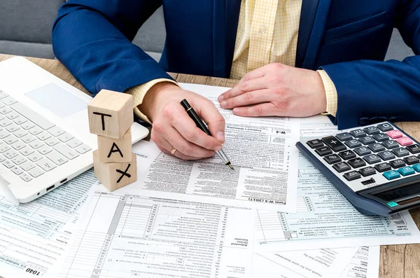 Empresario Llenando Formulario Con Pluma Calculadora — Foto de Stock