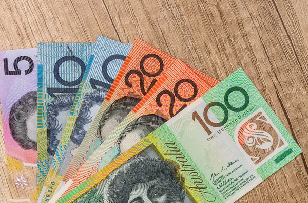 Dolar Australijski Drewnianym Stole Zbliżenie — Zdjęcie stockowe