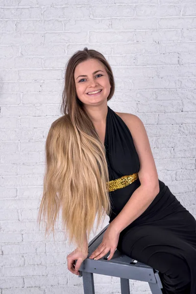 Sonriente Mujer Pelo Largo Sentado Estudio —  Fotos de Stock