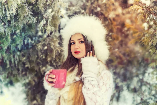 Beautiful Woman Posing Cup Winter Park — Stock Photo, Image