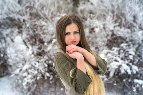 Όμορφη Ξανθιά Γυναίκα Μακριά Μαλλιά Στο Πάρκο Χειμώνα — Φωτογραφία Αρχείου