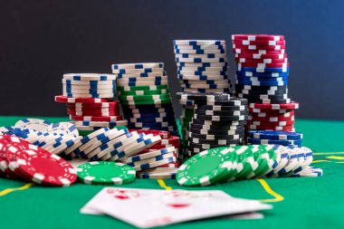 Kumarhanede çiplerle kağıt oyna.