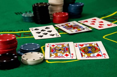 cips ve yeşil bir masada poker kartları