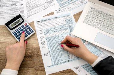 Vergi form 1040 insan eli ve dizüstü