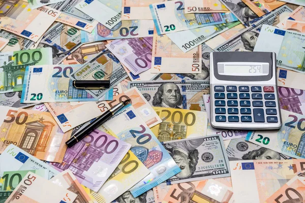 Pilot Dolaru Eura Bankovky Kalkulačkou — Stock fotografie