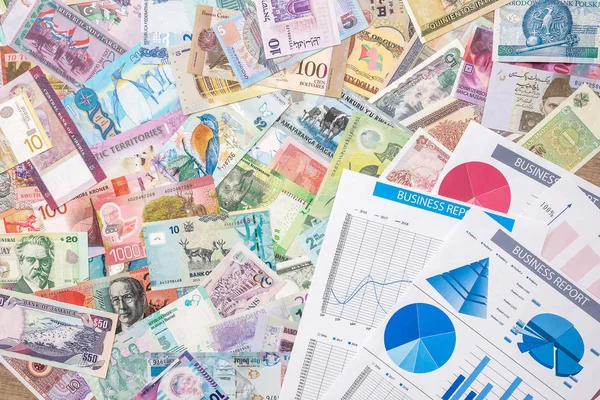 世界のお金で各面またはビジネス グラフ 財務の概念 — ストック写真