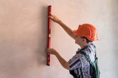 Su seviyesiyle çalışan güzel bir kadın müteahhit.