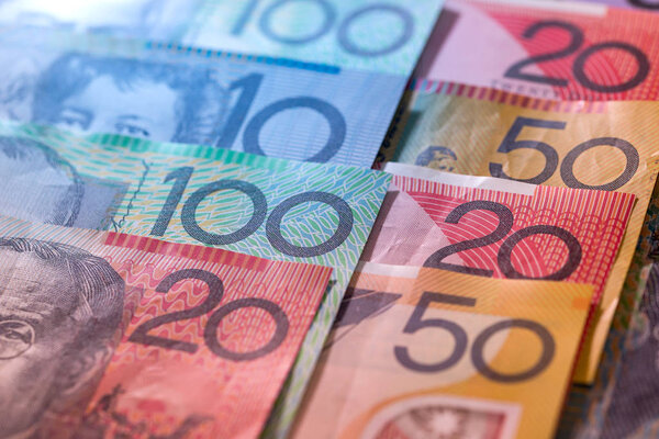 Банкноты австралийских долларов рядами в качестве фона
