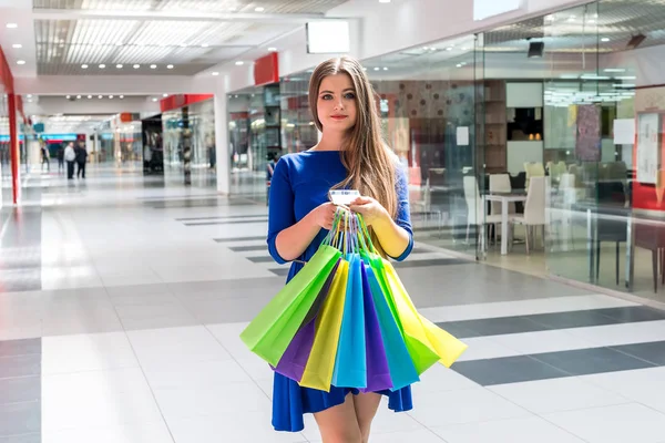 Shopping Befruktning Kvinna Med Kreditkort Och Väskor — Stockfoto