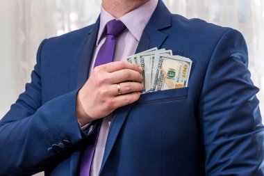 bizim takım elbise cebine para koyarak işadamı