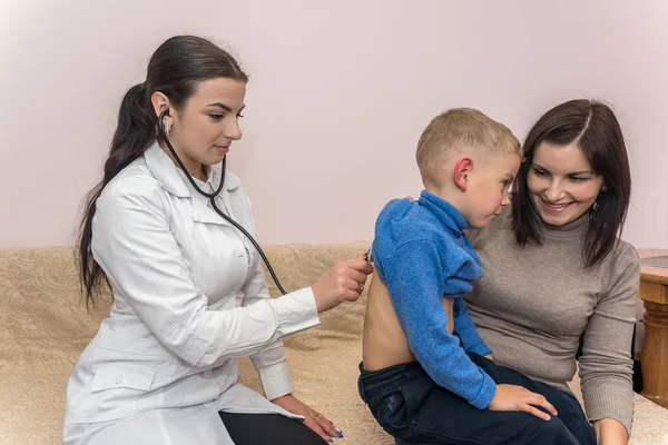 Médico pediatra escuchando a un niño respirar con estetoscopio — Foto de Stock