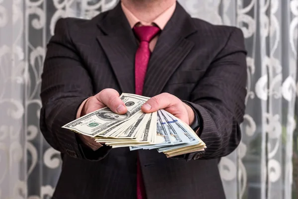 Takım Elbiseli Adam Dolar Banknotlarını Gösteriyor Kapatın — Stok fotoğraf