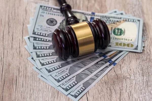 Martelo Juiz Com Dólares Americanos Mesa Madeira — Fotografia de Stock