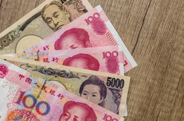 Çin Yuan vs Japon yeni üstünde okul sırası