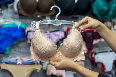 Bej sutyenli kadın el askısı, yakın plan.