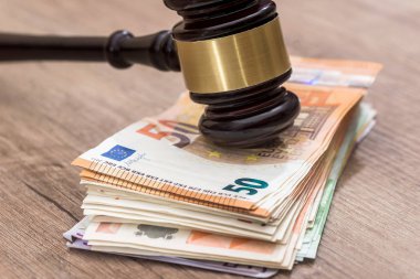 Euro banknot tahta çekiç yakın çekim