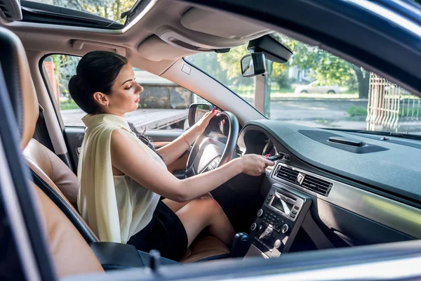 Morena Mujer Arrancando Motor Coche Con Llave — Foto de Stock