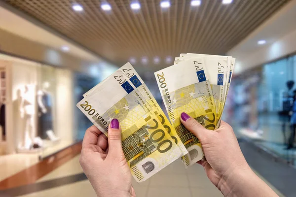Faire du shopping, euro dans les mains des femmes — Photo