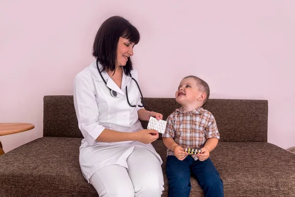 Kinderarts Kleine Jongen Met Pillen Blister — Stockfoto