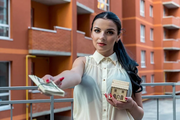 Hermosa Mujer Con Modelo Casa Madera Que Ofrece Dólares — Foto de Stock