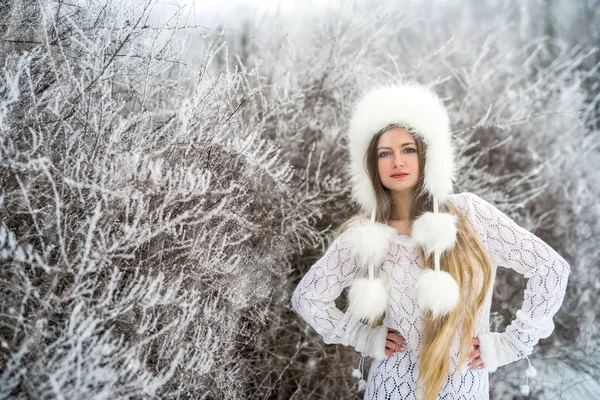 Kış Parkında Uzun Saçlı Güzel Sarışın Kadın — Stok fotoğraf