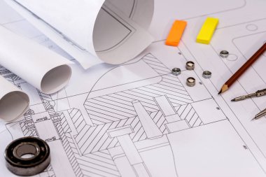 Kağıt üzerinde duran teknik çizimler