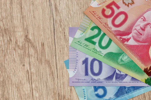 Ahşap Masa Üzerinde Kanada Doları Yakın Çekim — Stok fotoğraf