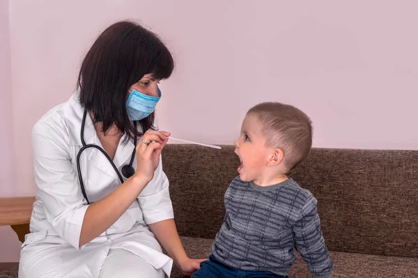 Médico Con Máscara Examinando Garganta Del Niño — Foto de Stock