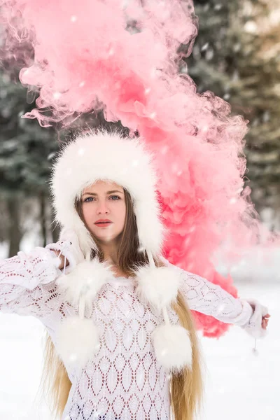 Mladá Atraktivní Žena Červeným Kouřem Bomba Parku — Stock fotografie