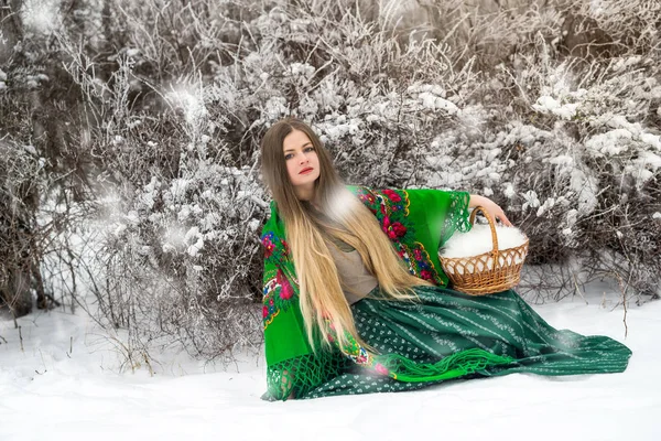 Όμορφη Γυναίκα Καλάθι Στο Δάσος Του Χειμώνα — Φωτογραφία Αρχείου